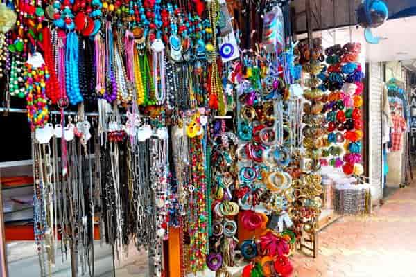 lokhandwala-market-street-shopping-in-mumbai